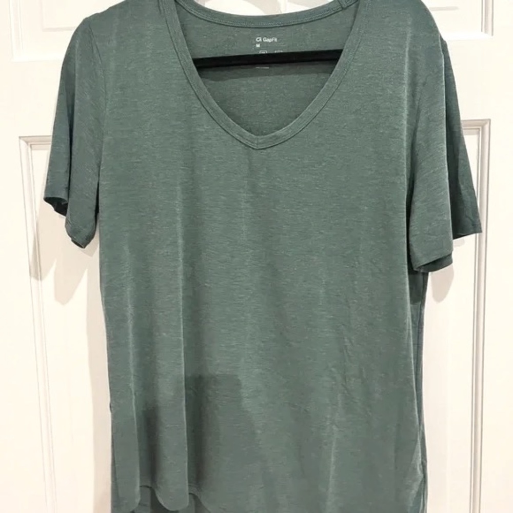 Gap fit Women's V neck top